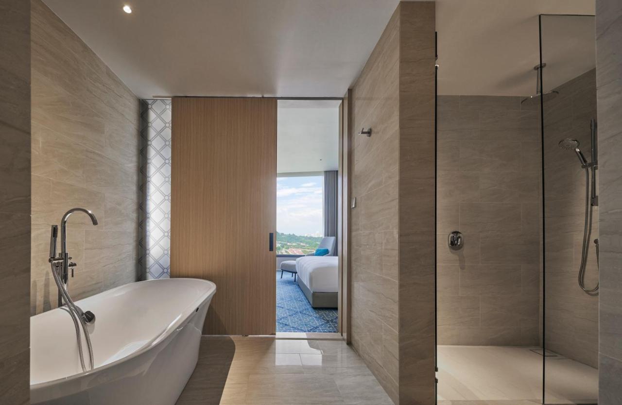 Amari SPICE Penang Hotel Bayan Lepas Bagian luar foto Bathroom