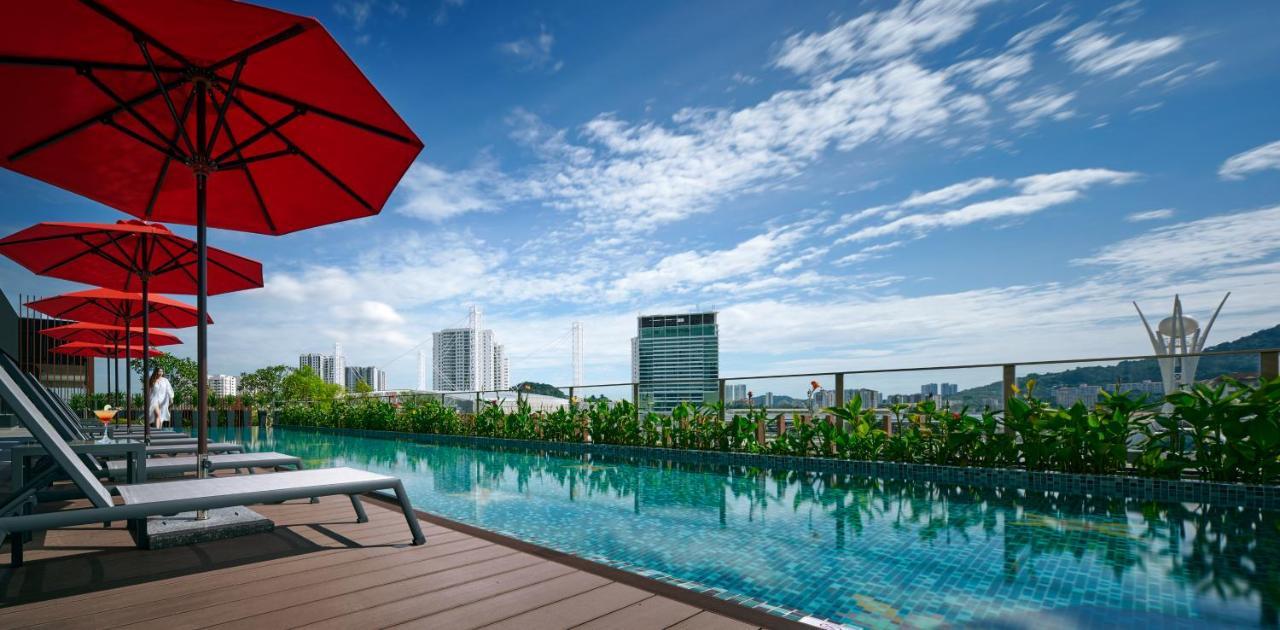 Amari SPICE Penang Hotel Bayan Lepas Bagian luar foto The swimming pool at the rooftop